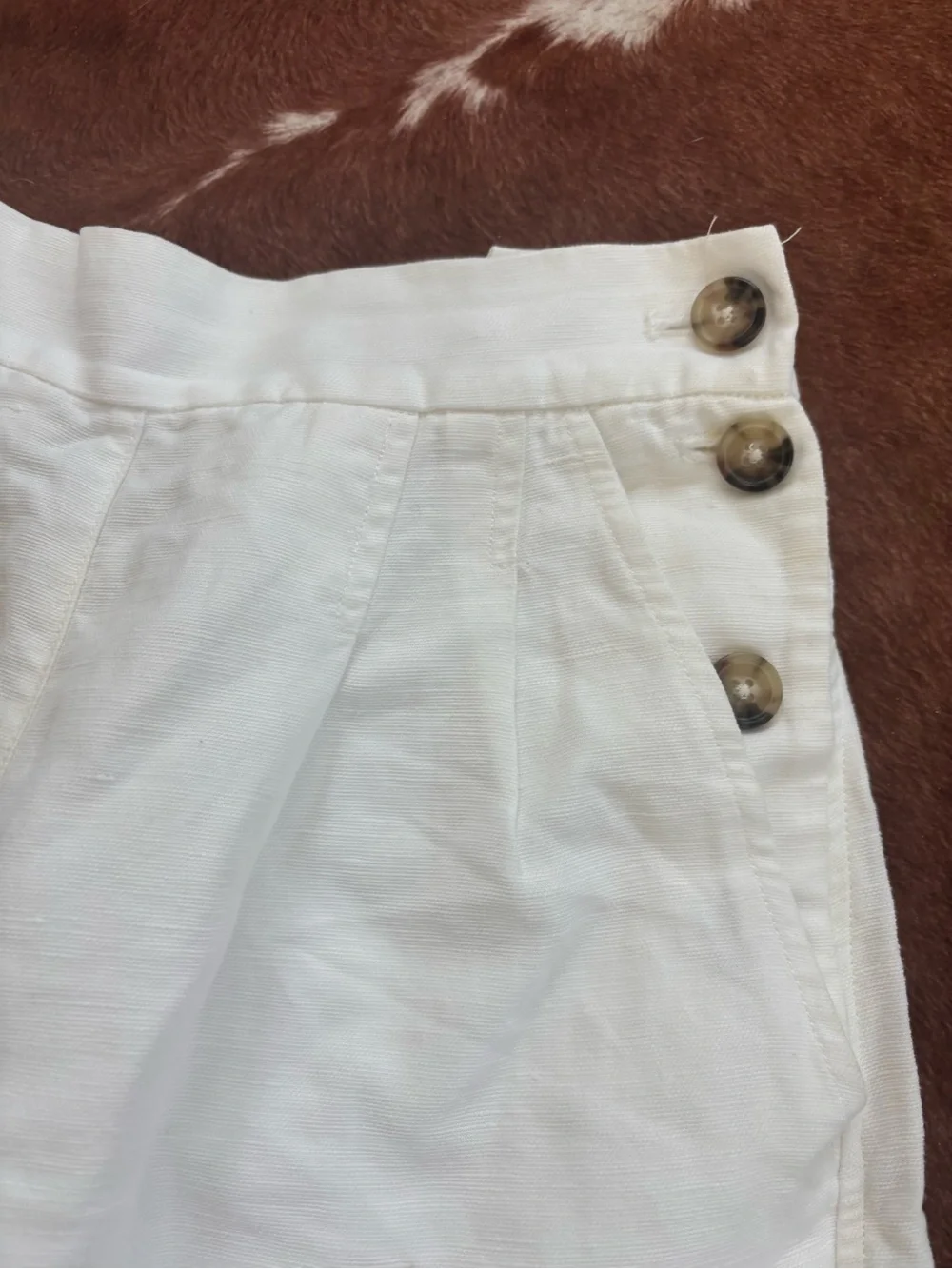Wilfred Aritzia White High-Waist Pleated Linen-Blend Shorts size 0
